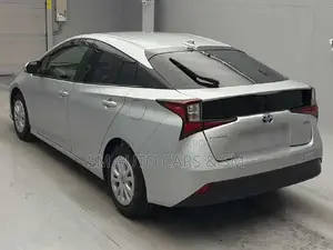 টয়োটা প্রিউস ২০২১ রূপালী