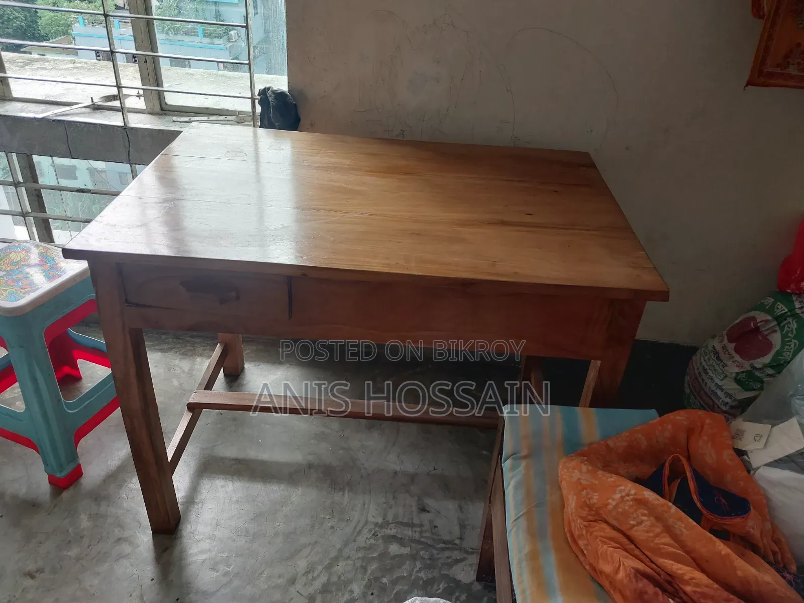 পড়ার টেবিল