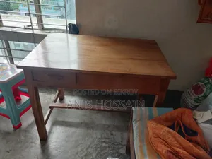 পড়ার টেবিল