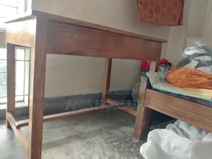 পড়ার টেবিল