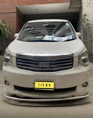 টয়োটা নোয়া ২০১৩ পার্ল