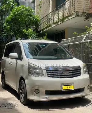 টয়োটা নোয়া ২০১৩ পার্ল