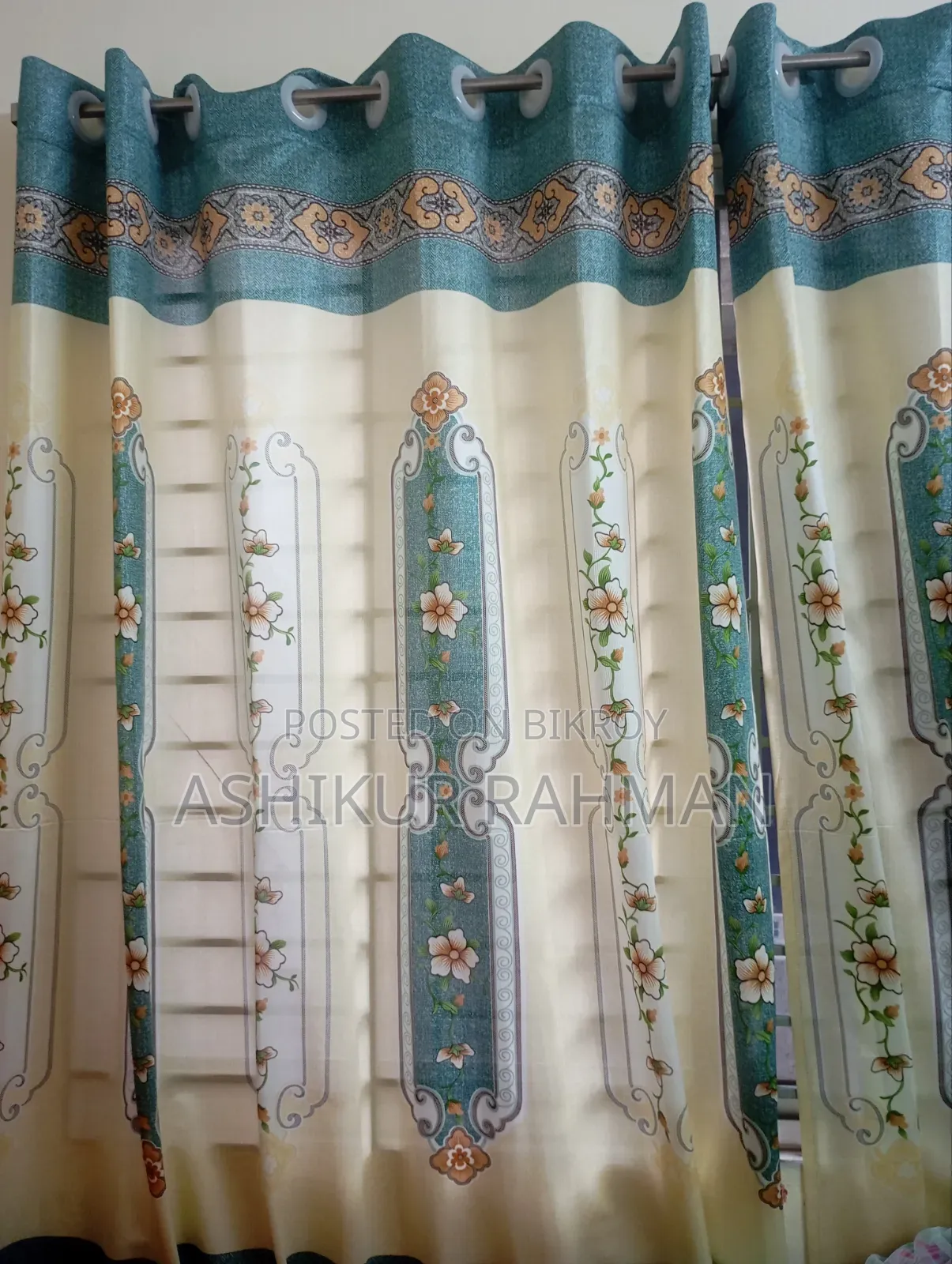 জানালার ৬ কুচির বড় পর্দা।