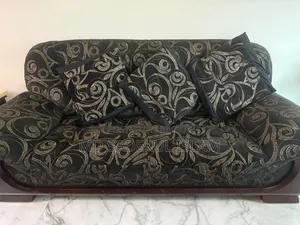 Teak wood frame, no problems, you can inspect and take it,