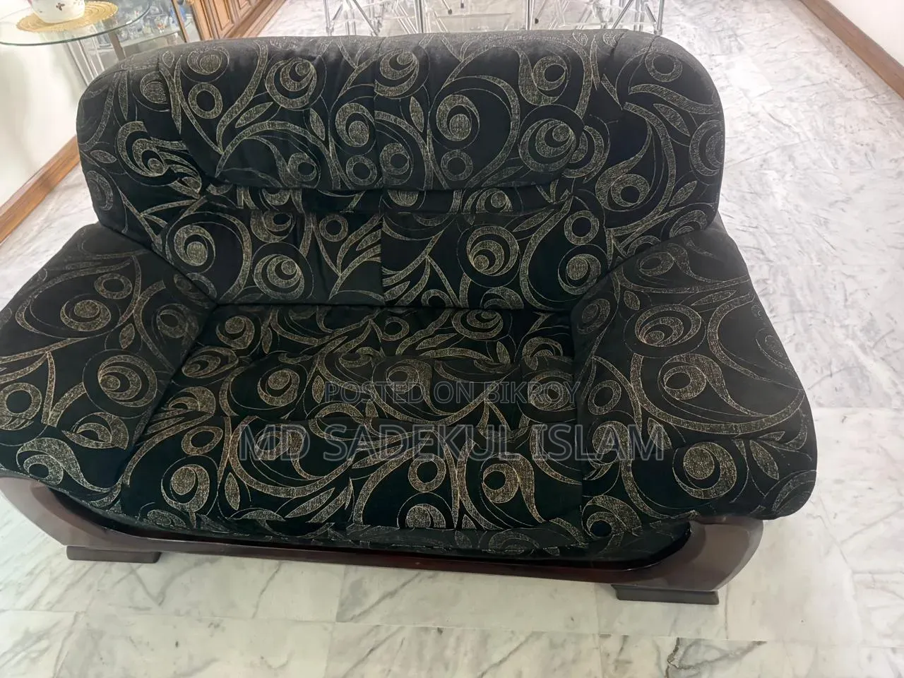 Teak wood frame, no problems, you can inspect and take it,