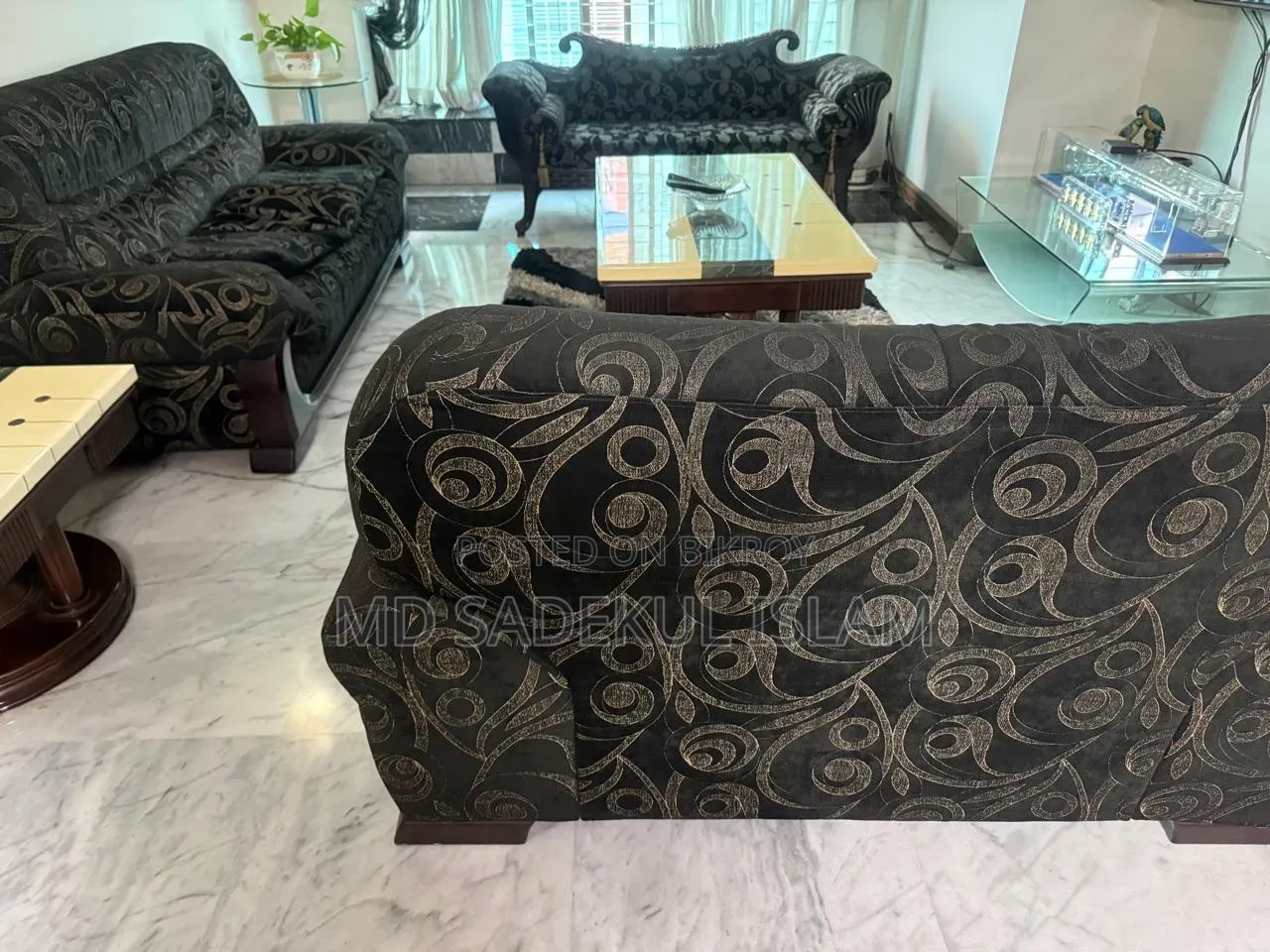 Teak wood frame, no problems, you can inspect and take it,