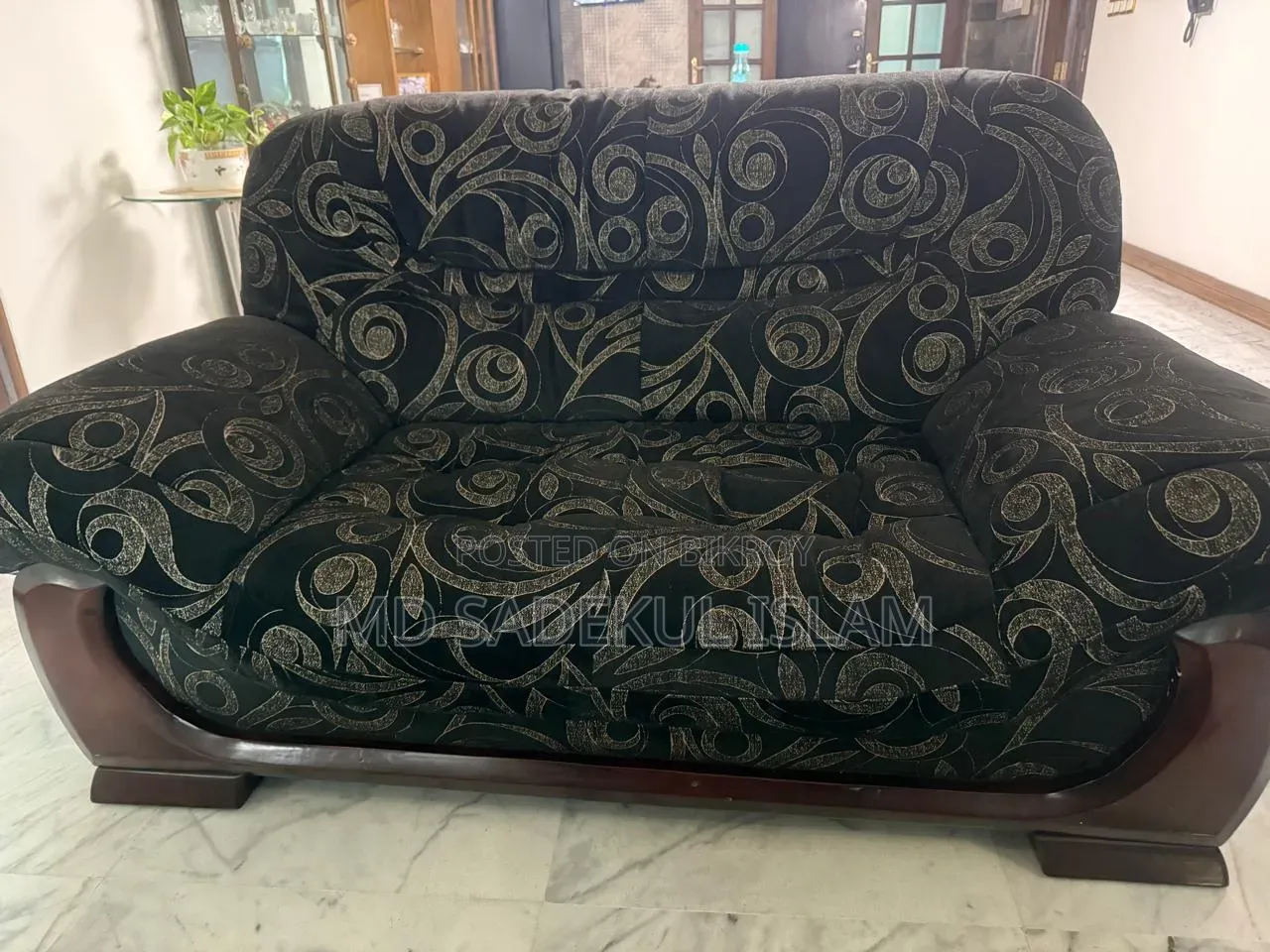 Teak wood frame, no problems, you can inspect and take it,