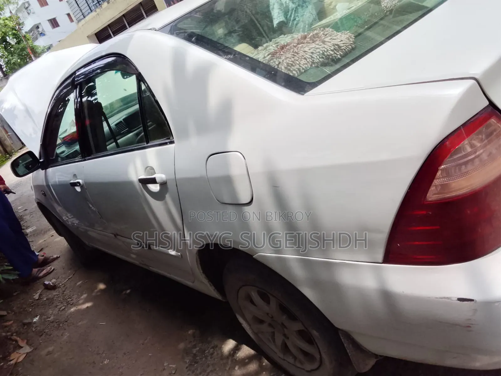 টয়োটা করোলা ২০০৫ হোয়াইট