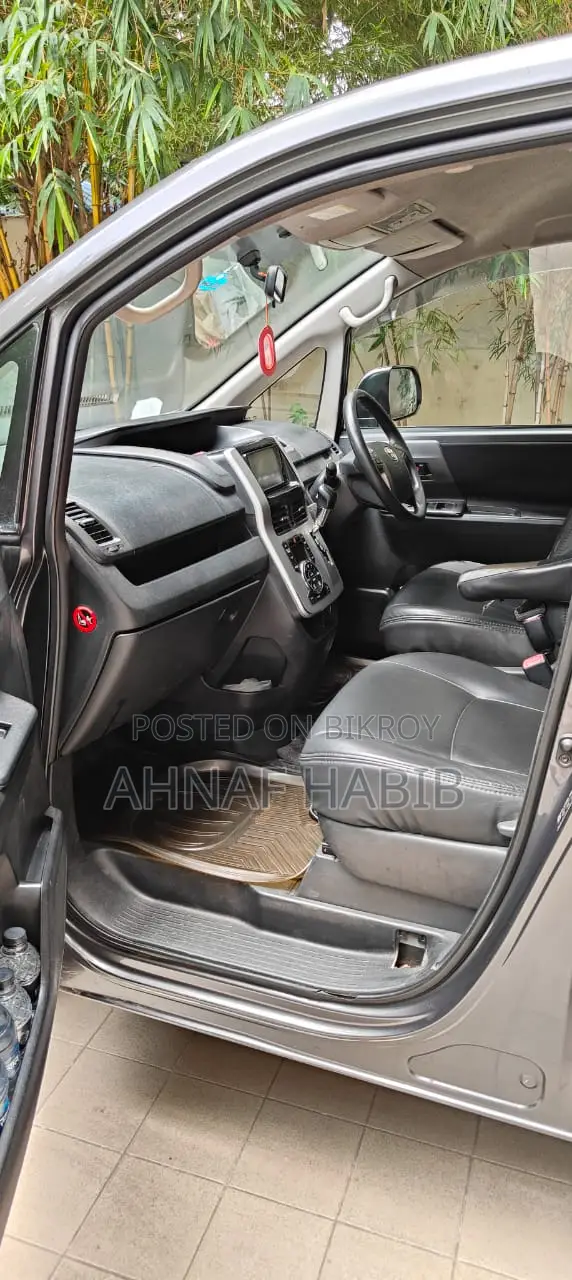 Toyota Noah 2.0 143hp Front Wheel Drive (7 Seater) 2010 Gray