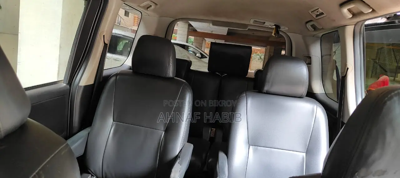 Toyota Noah 2.0 143hp Front Wheel Drive (7 Seater) 2010 Gray