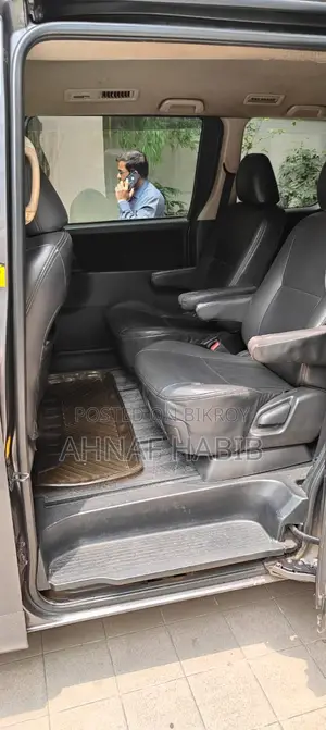 Toyota Noah 2.0 143hp Front Wheel Drive (7 Seater) 2010 Gray