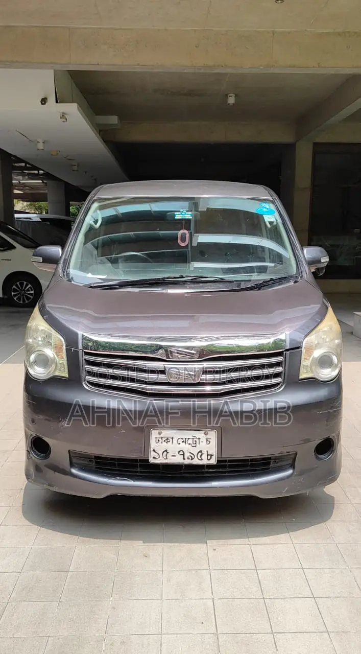Toyota Noah 2.0 143hp Front Wheel Drive (7 Seater) 2010 Gray