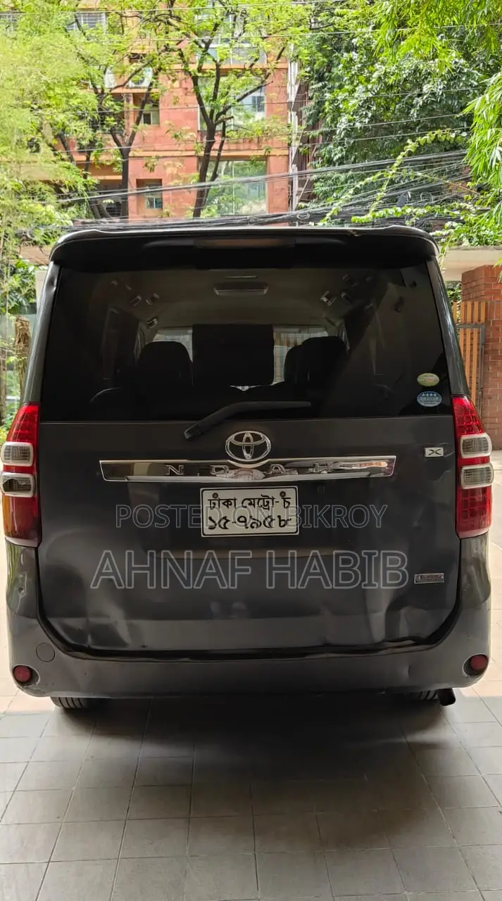 Toyota Noah 2.0 143hp Front Wheel Drive (7 Seater) 2010 Gray