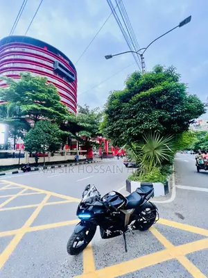 সুজুকি জিক্সার ২০২২ কালো