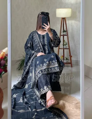 আরং কটনের স্কিন প্রিন্ট এন্ড লেইজ ওয়ার্ক করা রেডিমেড থ্রীপিস।