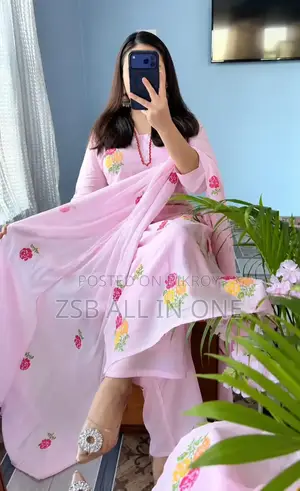 প্রিমিয়াম কটন ফেব্রিকের উপর সুন্দর এমব্রয়ডারি কাজ