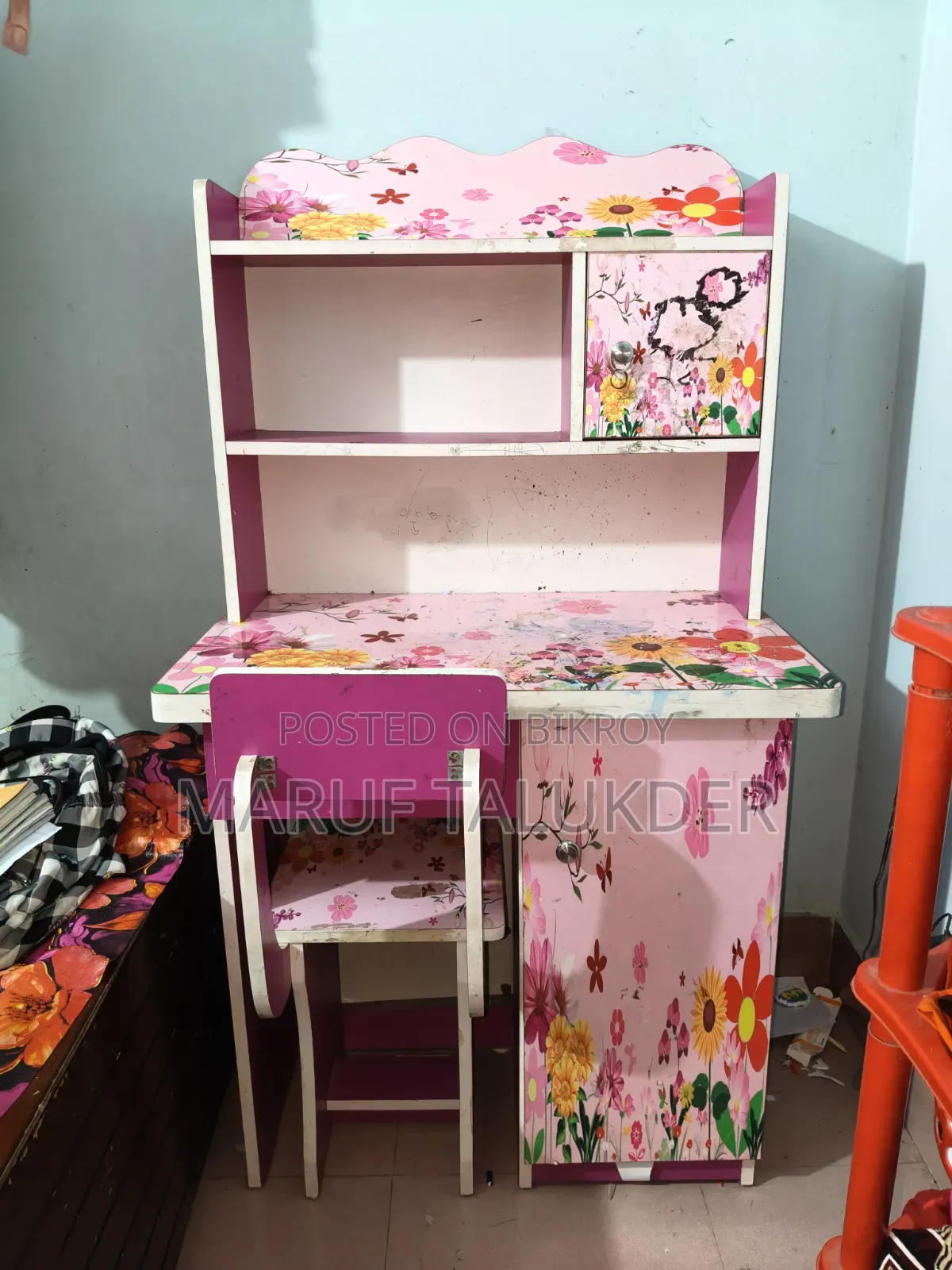 Flower Carton Wooden Reading Table With Chair for Kids
