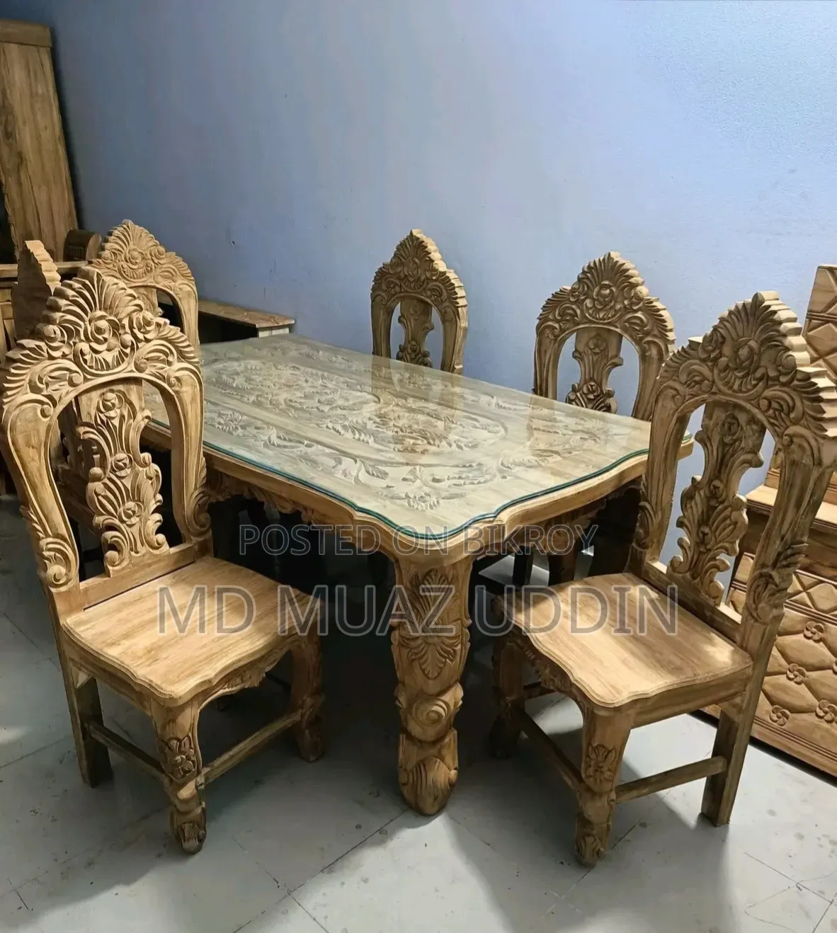 ডাইনিং টেবিল
