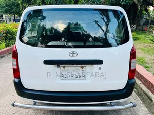 টয়োটা করোল্লা ২০০৩ সাদা