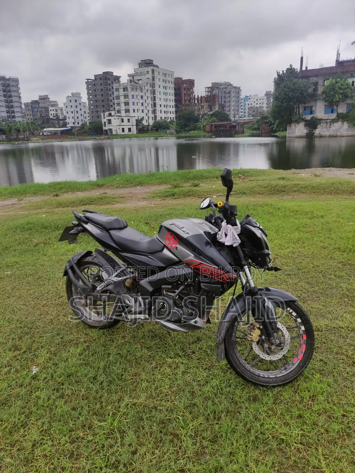 বাজাজ পালসার এনএস ১৬০ ২০১৮ সিলভার