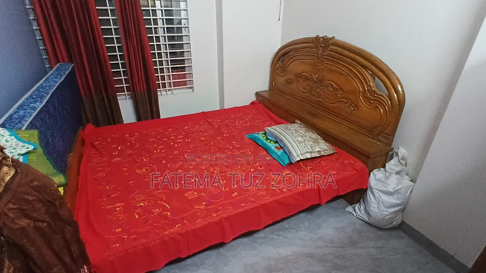 ৬-৭ ফিট বিছানা। জিনিসপত্র রাখার অতিরিক্ত স্টোরেজ সহ ফ্যামিলি সাইজ বিছানা