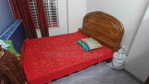 ৬-৭ ফিট বিছানা। জিনিসপত্র রাখার অতিরিক্ত স্টোরেজ সহ ফ্যামিলি সাইজ বিছানা
