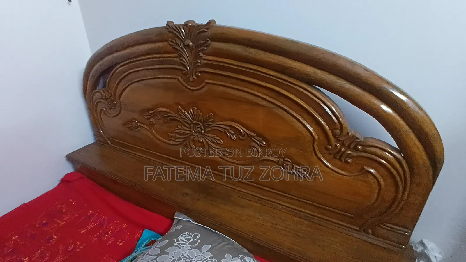 ৬-৭ ফিট বিছানা। জিনিসপত্র রাখার অতিরিক্ত স্টোরেজ সহ ফ্যামিলি সাইজ বিছানা