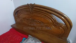 ৬-৭ ফিট বিছানা। জিনিসপত্র রাখার অতিরিক্ত স্টোরেজ সহ ফ্যামিলি সাইজ বিছানা