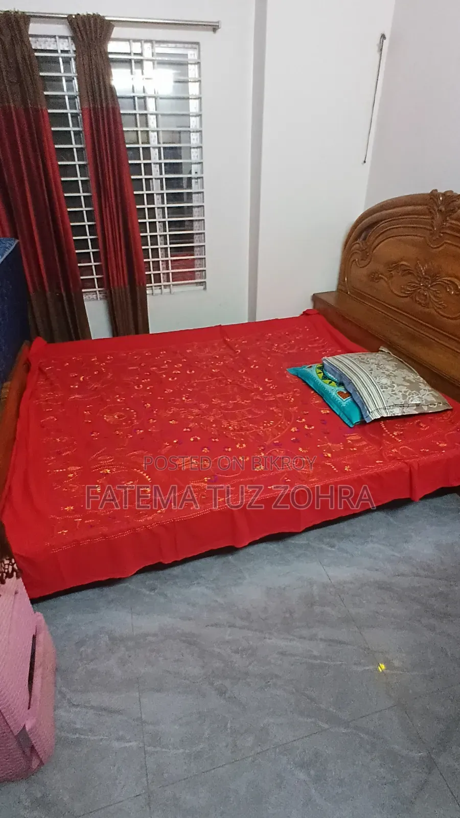 ৬-৭ ফিট বিছানা। জিনিসপত্র রাখার অতিরিক্ত স্টোরেজ সহ ফ্যামিলি সাইজ বিছানা