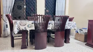 ৬ সিটারের ডাইনিং টেবিল কিন্তু টেবিলটি ৮ সিটারের। উপাদান-বোর্ড