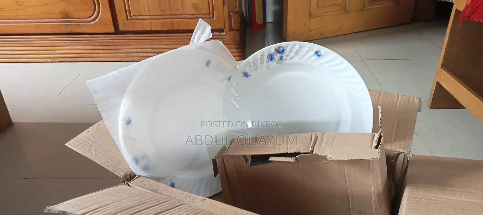 A 32-piece dinner set will be sold.