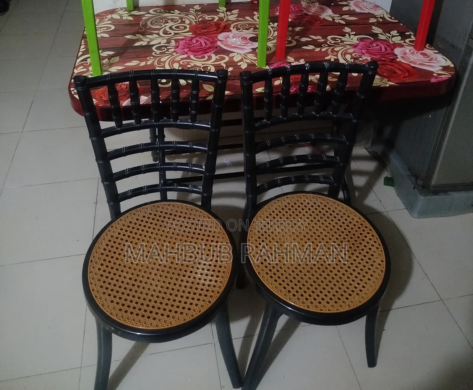 দুইটি চেয়ার ও টেবিলটি বিক্রি করা হবে