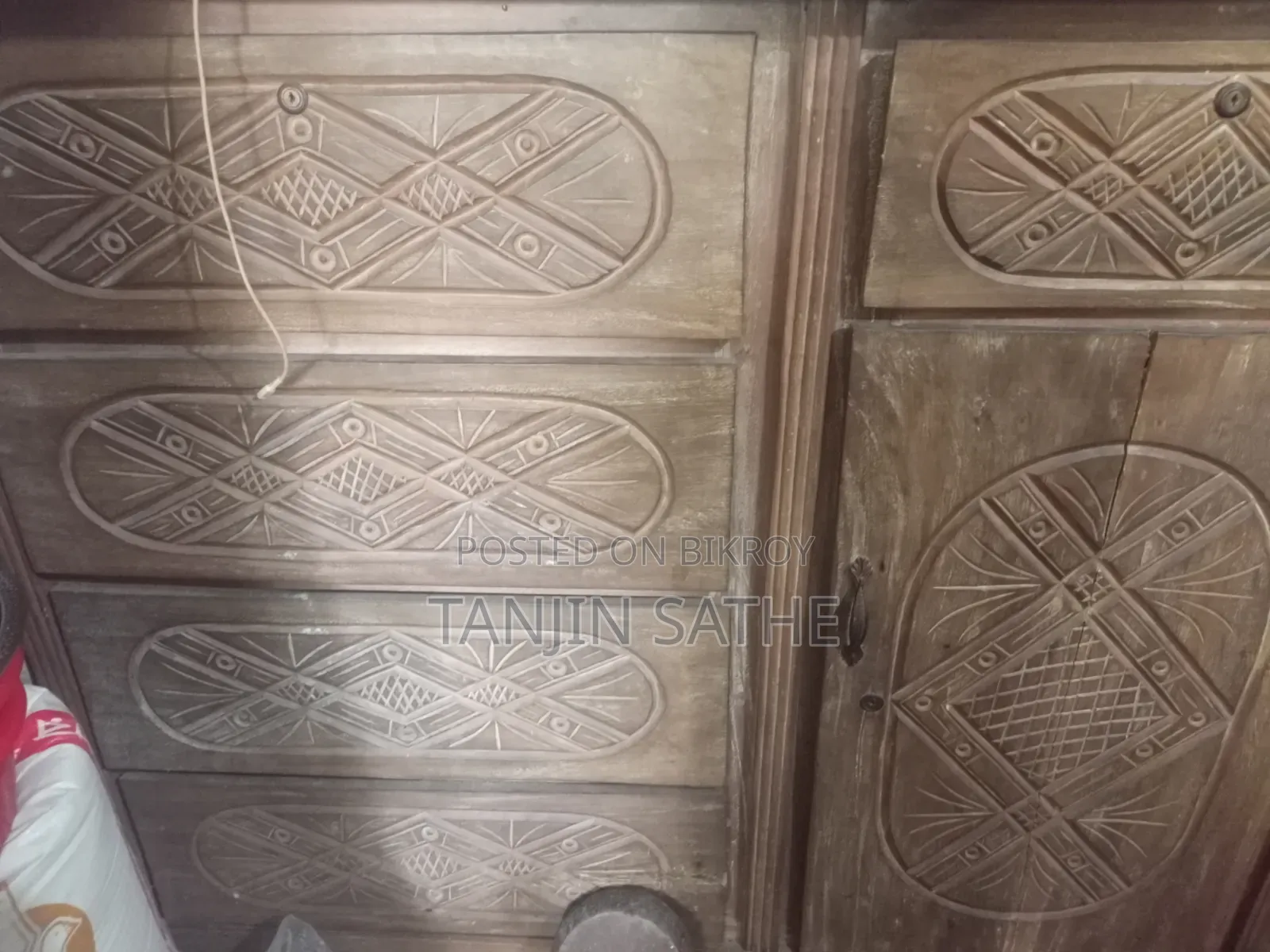আলমারি বিক্রি করতে চাই
