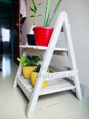 ফুলদানির কাঠের স্ট্যান্ড