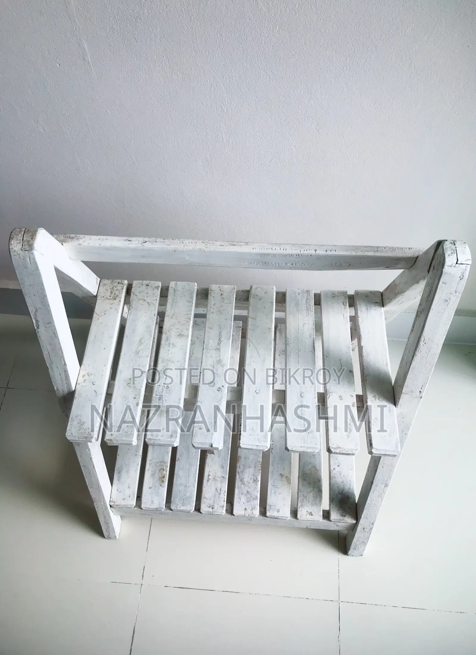 ফুলদানির কাঠের স্ট্যান্ড