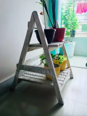ফুলদানির কাঠের স্ট্যান্ড