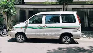 টয়োটা নোয়া ২.০ এফডব্লিউডি (৮ সিটার) ২০০১ সাদা