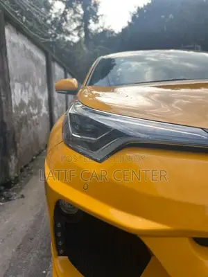 টয়োটা সি-এইচআর এক্সএলই এফডব্লিউডি স্পোর্ট ইউটিলিটি (২.০এল ৪সিল ২এএম) ২০১৮ হলুদ