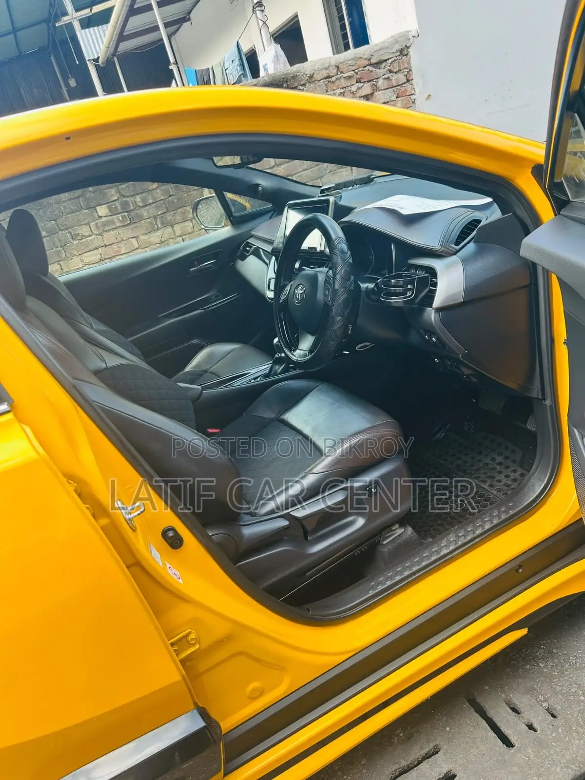 Toyota C-Hr XLE FWD Sport Utility (2.0L 4cyl 2AM) 2018 Yellow