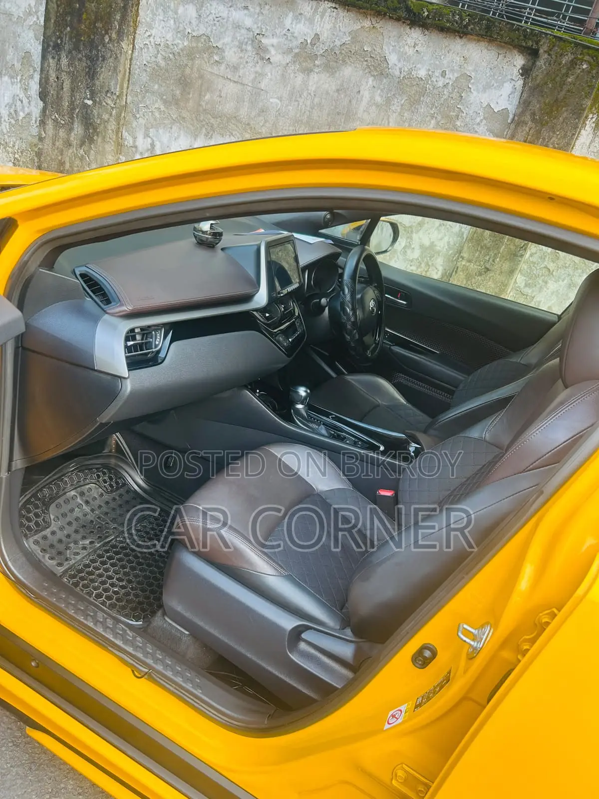 Toyota C-Hr XLE FWD Sport Utility (2.0L 4cyl 2AM) 2018 Yellow