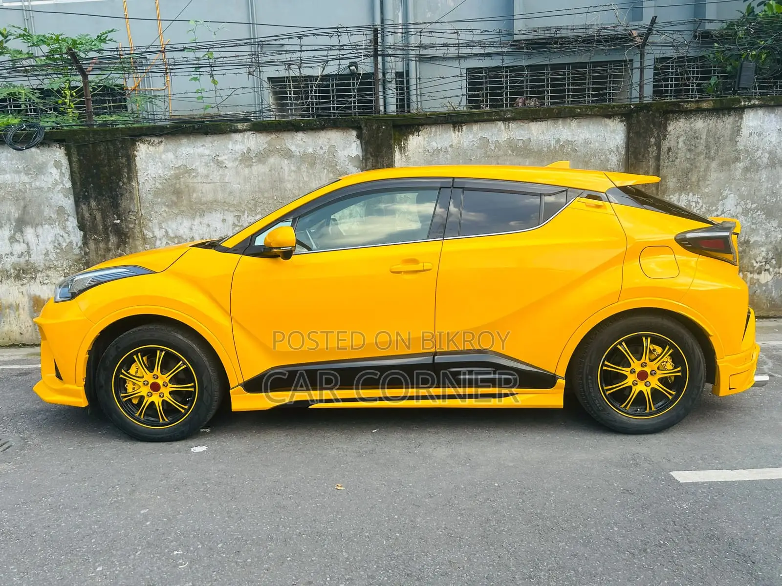 Toyota C-Hr XLE FWD Sport Utility (2.0L 4cyl 2AM) 2018 Yellow