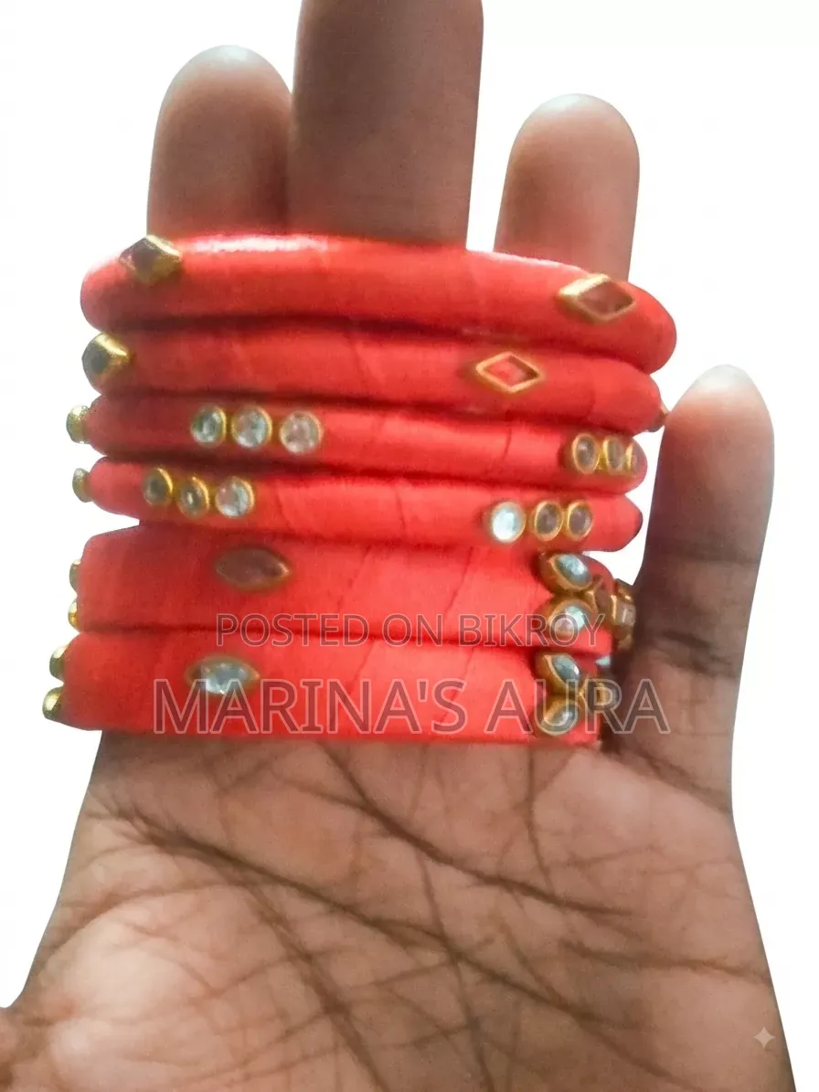 হাতের তৈরি চুড়ি।
