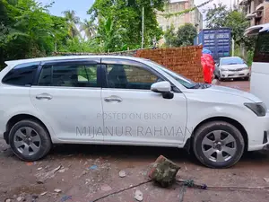 টয়োটা করোল্লা ২০১২ সাদা
