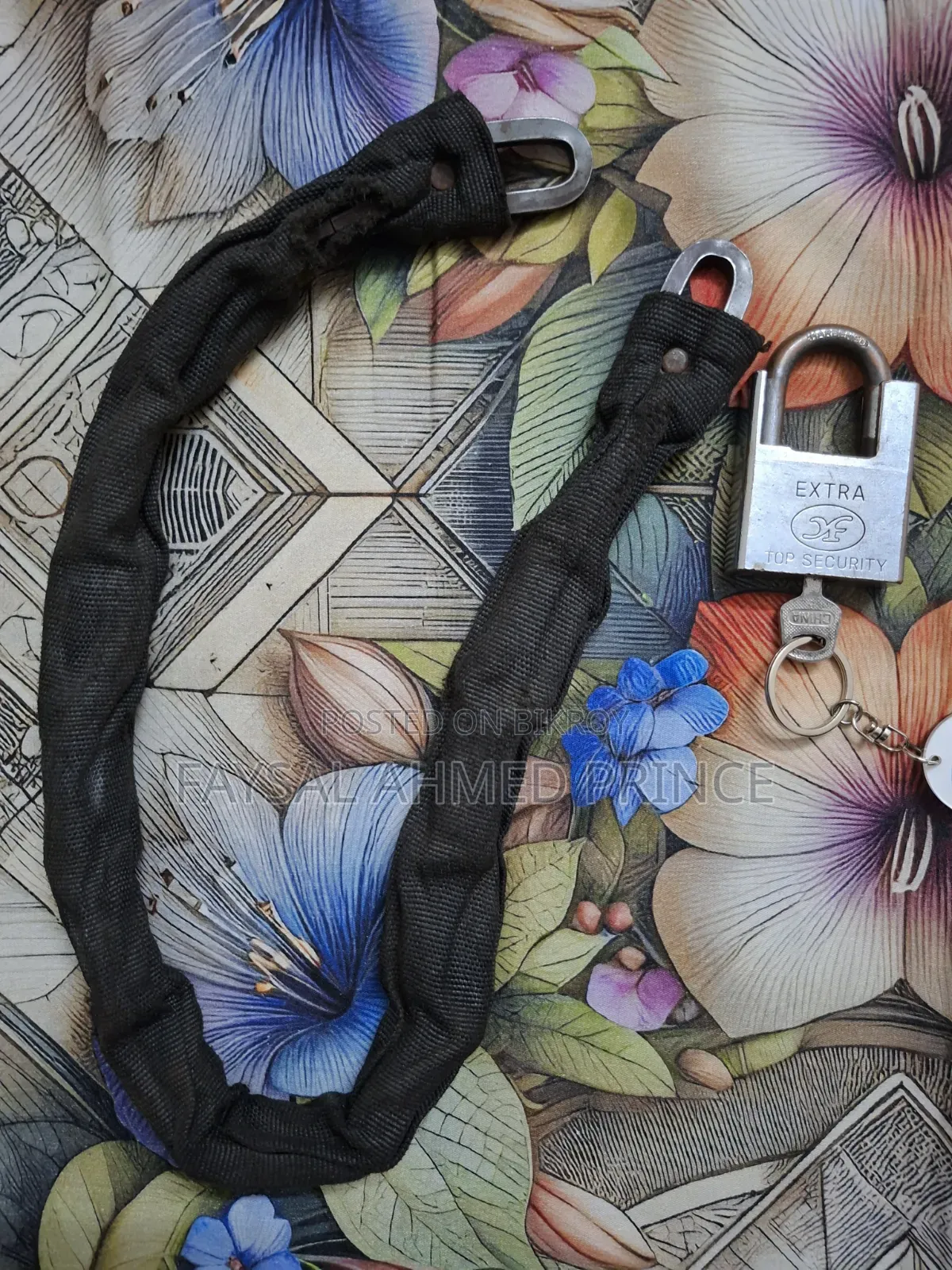 Bicycle lock and chain lock will be sold at a very low price.