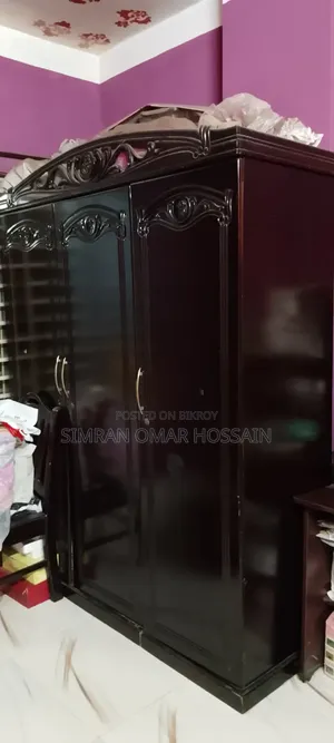 এই তিনপাটের আলমারিটি বিক্রি করা হবে