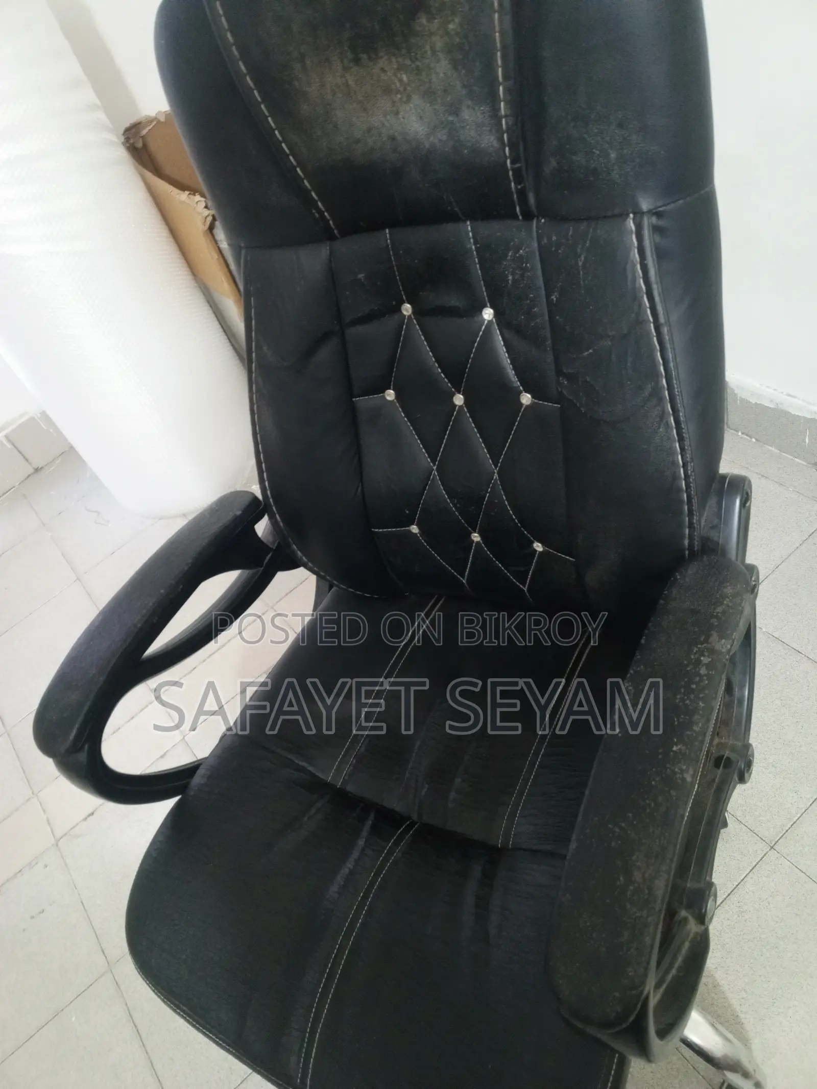পুরানো সোফা চেয়ার