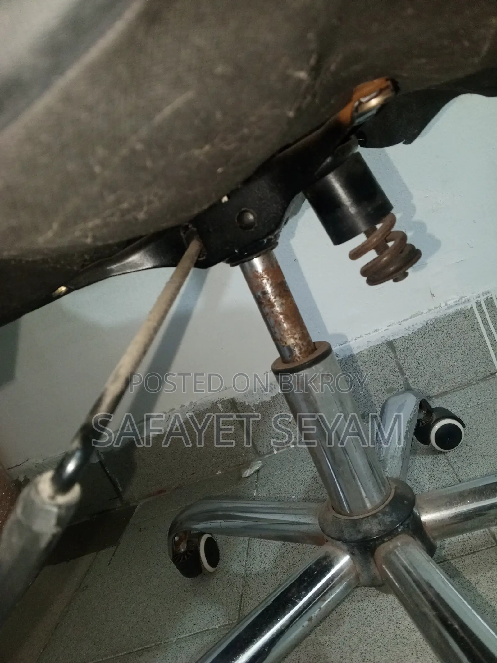 পুরানো সোফা চেয়ার