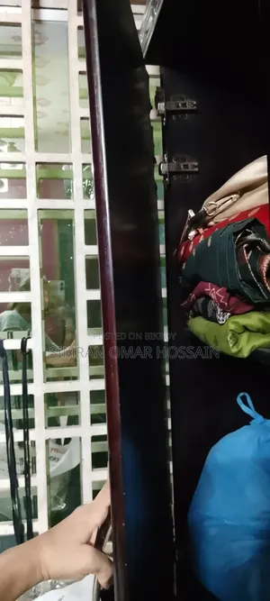 এই তিনপাটের আলমারিটি বিক্রি করা হবে