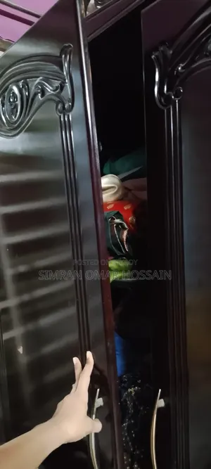 এই তিনপাটের আলমারিটি বিক্রি করা হবে