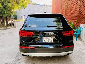 অডি কিউ৭ ২০১৬ কালো